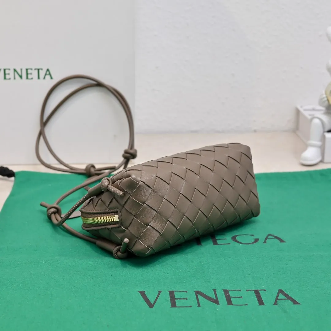 Batch 1260 #Bv The new Concert pouch is the most beautiful and practical mini bag I have ever seen 🎈 The bag body adopts the classic lntrecciato weaving process✅ It is equipped with a leather double-headed zipper, the opening is wide, easy to take and put, the shoulder strap knot can be slid to adjust the length freely, that is, 🉑️crossbody/underarm, and can be used as a clutch bag. Small body, large capacity, so practical! The key is that it is extremely versatile! Come and buy this small, exquisite, beautiful and versatile bag 👍 Model: 4258 Size: 18.5*11.5*8.5